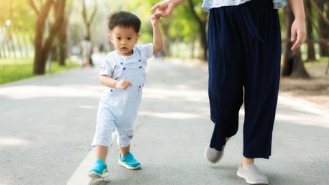 Ilustrasi anak balita berjalan. Foto: Shutter Stock