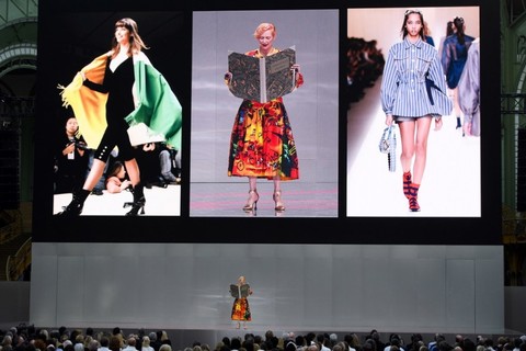 Tilda Swinton tampil di acara memorial Karl Lagerfeld di Grand Palais, Paris. Foto: Christophe Archambault/ AFP