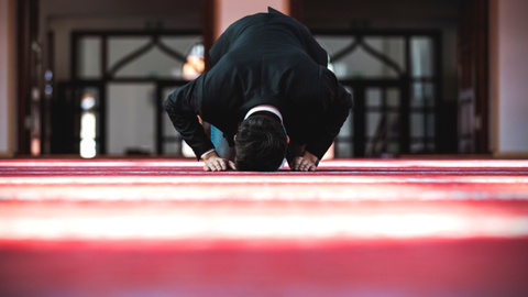 Ilustrasi pria muslim sedang salat. Foto: Shutter Stock