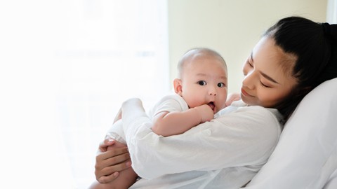 Ilustrasi ibu menggendong bayi. Foto: Shutterstock