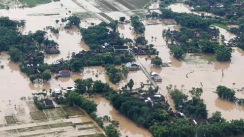 Kondisi banjir di wilayah Kabupaten Ponorogo difoto dari udara dengan pesawat Helikopter NAS-332 Super Puma dari Skadron Udara 6 Lanud Atang Sanjaya Bogor, Jumat, (8/3). Foto: ANTARA FOTO/Siswowidodo