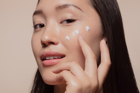 Ilustrasi pakai skin care. Foto: Shutter Stock