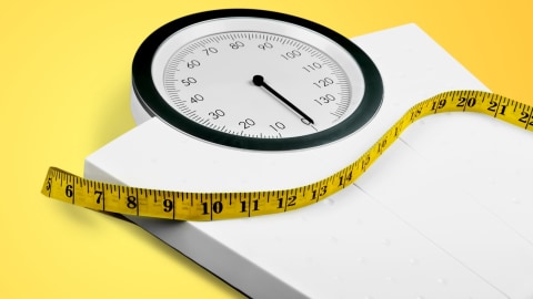 Ilustrasi timbangan berat badan naik. Foto: Shutter Stock