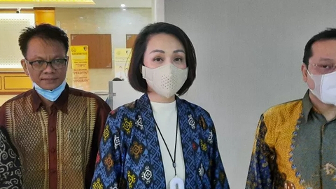 Istri Dirut Taspen, Rina Kosasih, didampingi kuasa hukum dari LBH Healing Movement usai penuhi panggilan penyidik Siber Bareskrim Polri terkait kasus video viral, Senin (12/4). Foto: Laily Rahmawaty/ANTARA