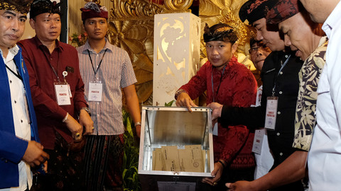 Komisioner KPU Bali I Gede John Darmawan (keempat kanan), Rabu (8/5). Foto: ANTARA FOTO/Nyoman Hendra Wibowo