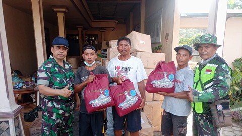 Alumni AAU 2006 Beri Bantuan 5 Ton Sembako kepada Korban Erupsi Semeru (1)