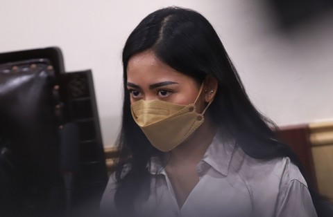 Terdakwa Rachel Vennya bersama kekasihnya Salim Nauderer saat menjalani sidang perdana terkait pelanggaran karan5ina di Pengadilan Negeri Tangerang, Tangerang, Jumat, (10/12).  Foto: Ronny