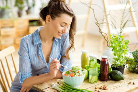 Ilustrasi Makan Sayuran. Foto: Shutterstock