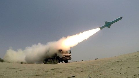 Rudal ditembakkan dari belakang truk selama uji coba dalam latihan militer di Teluk Oman, Iran, Rabu (17/6). Foto: WANA (West Asia News Agency) via REUTERS