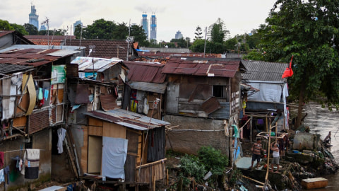 Warga beraktivitas di permukiman bantaran sungai Ciliwung, Manggarai, Jakarta, Rabu (15/4). Foto: ANTARA FOTO/M Risyal Hidayat