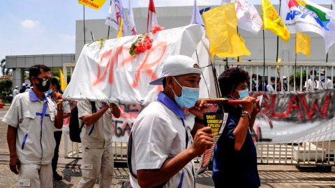 Foto Aksi Demo Buruh Usai Uu Cipta Kerja Disahkan Kumparan Com