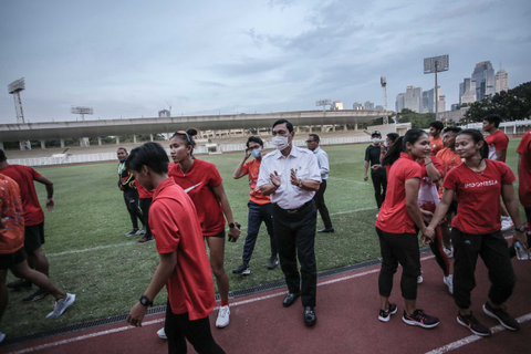 Ketua Umum PB PASI Luhut Binsar Pandjaitan meninjau proses latihan atlet pelatnas atletik di Stadion Madya, Senayan, Jakarta. Foto: Dhemas Reviyanto/ANTARA FOTO