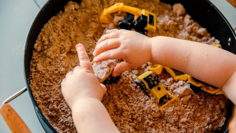 Ilustrasi anak balita bermain sensory bin.   Foto: Shutter Stock