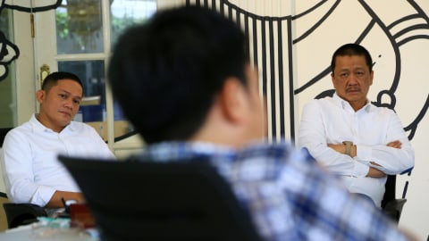 Direktur Utama Garuda Indonesia Irfan Setiaputra (kanan) saat berdiskusi dengan pemimpin redaksi Kumparan, Arifin Asydhad. Foto: Aditia Noviansyah/kumparan