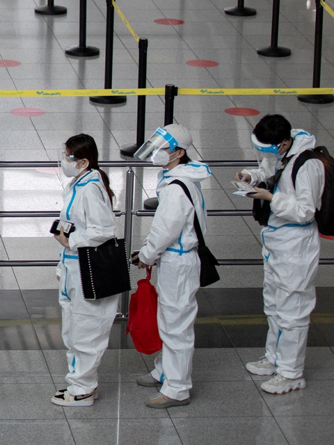 Foto: Melihat Para Penumpang Berpakaian Hazmat di Bandara Ninoy Aquino, Filipina