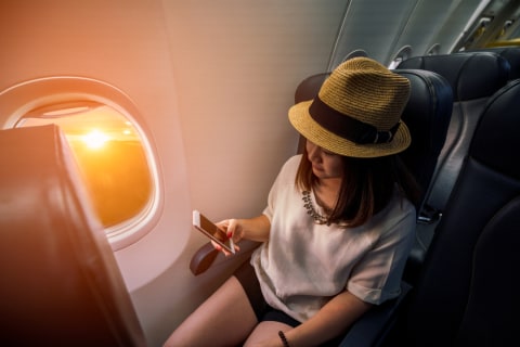 Seorang penumpang pesawat tengah menyalakan fitur Airplane Mode  Foto: Shutterstock