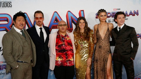 Pemeran Benedict Wong, Benedict Cumberbatch, Jacob Batalon, Marisa Tomei, Zendaya dan Tom Holland berpose saat pemutaran perdana film Spider-Man: No Way Home di Los Angeles, California. Foto: Mario Anzuoni/Reuters