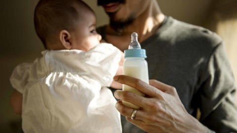Ilustrasi bayi minum susu. Foto: Getty Images