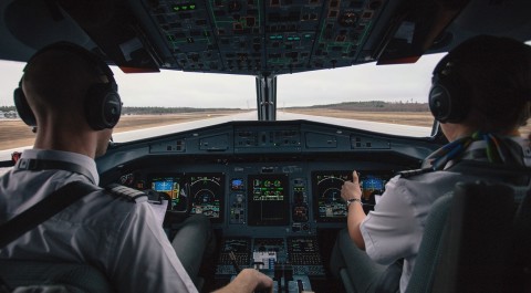 Kabur Setelah Curi Mobil, Pria Ini Sembunyi di Ruang Kokpit Pilot (1)
