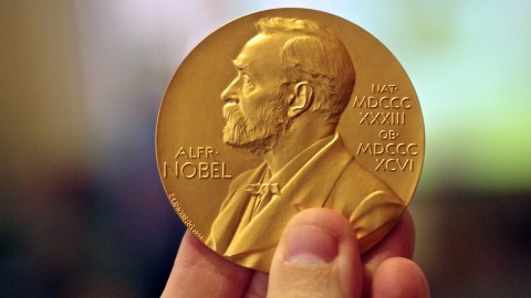 Medali hadiah Nobel. Foto: Adam Baker via Flickr.