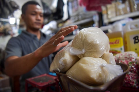 Pedagang menyusun bungkusan gula di Pasar Senen, Jakarta, Selasa (21/4). Foto: ANTARA FOTO/Nova Wahyudi