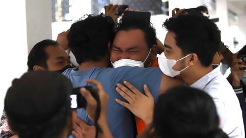 Polisi menunjukkan komedian Fico Fachriza terkait penyalahgunaan narkoba di Polda Metro Jaya, Jakarta, Jumat, (14/1). Foto: Agus Apriyanto