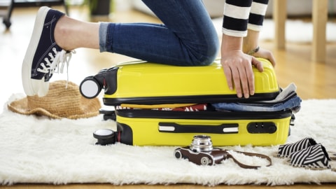 Ilustrasi merapikan barang ke dalam koper Foto: Shutter Stock