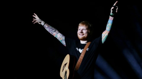Penyanyi Ed Sheeran tampil menghibur penggemarnya saat konser di Stadion Gelora Bung Karno, Jakarta, Jumat (3/5). Foto: Antara/Rivan Awal Lingga