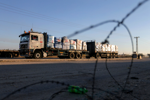 Truk di persimpangan Kerem Shalom, Rafah, di Jalur Gaza selatan. Foto: Ibraheem Abu Mustafa/Reuters
