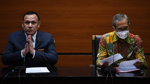 Ketua KPK Firli Bahuri (kiri) didampingi Wakil Ketua Alexander Marwata (kanan) bersiap memberikan keterangan terkait pengangkatan pegawai KPK menjadi Aparatur Sipil Negara (ASN) di gedung KPK, Jakarta, Rabu (15/9/2021). Foto: Akbar Nugroho Gumay/ANTARA FOTO