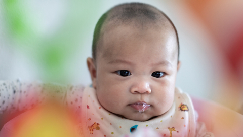 Ilustrasi bayi bermain ludah. Foto: Shutter Stock