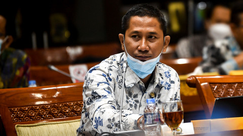 Ketua Komisi Yudisial (KY) Mukti Fajar Nur Dewata mengikuti Rapat Dengar Pendapat (RDP) dengan Komisi III DPR di Kompleks Parlemen, Senayan, Jakarta, Senin (25/1).  Foto: Muhammad Adimaja/ANTARA FOTO