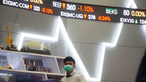 Investor melihat layar monitor Indeks Harga Saham Gabungan (IHSG). Foto:  Irfan Adi Saputra/kumparan