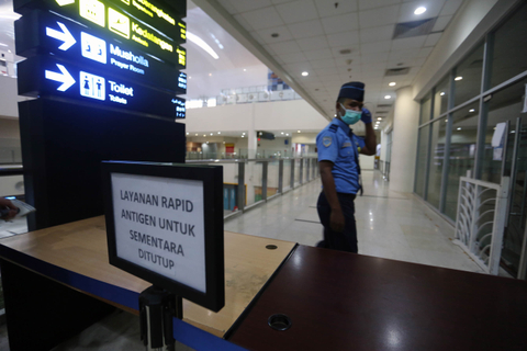Petugas keamanan bandara berjaga di lokasi pelayanan swab Antigen yang telah ditutup di Bandara Internasional Kualanamu (28/4). Foto: Adiva Niki/ANTARA FOTO