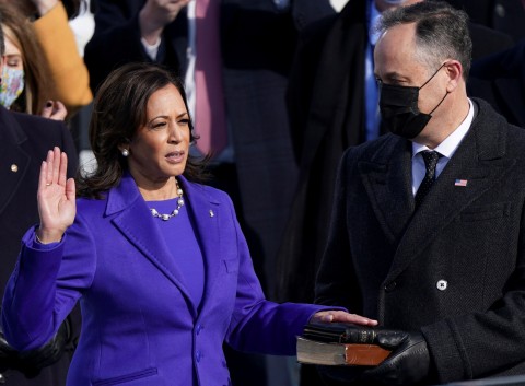 Kamala Harris dilantik sebagai Wakil Presiden AS saat pelantikan Joe Biden sebagai Presiden ke-46 Amerika Serikat di Front Barat Capitol AS di Washington, AS, Rabu (20/1). Foto: Brendan McDermid/REUTERS