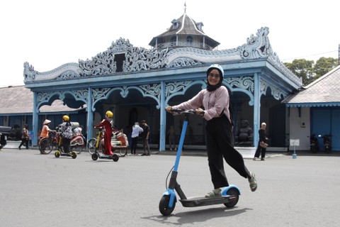 Wisatawan memakai skuter listik atau otopet untuk berkeliling di kawasan Keraton Surakarta Hadiningrat Solo, Jawa Tengah, Sabtu (1/1/2022). Foto: Maulana Surya/kumparan