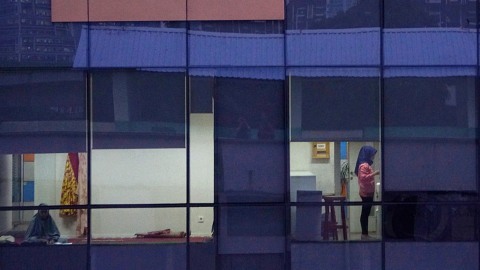 Aktivitas karyawan di sebuah gedung perkantoran di Jakarta, Senin (26/8). Foto: Fanny Kusumawardhani/kumparan