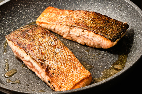 Ilustrasi ikan salmon panggang. Foto:  Shutter Stock
