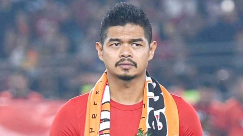 Pesepak bola Persija Jakarta Bambang Pamungkas membawa bunga usai melawan Persebaya Surabaya dalam lanjutan Liga 1 di Stadion Utama Gelora Bung Karno, Jakarta. Foto: ANTARA FOTO/M Risyal Hidayat