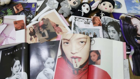 Ilustrasi kolektor merchandise K-Pop. Foto: Dicky Adam Sidiq/kumparan