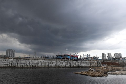 Suasana pembangunan tanggul pengaman laut atau National Capital Integrated Coastal Development (NCICD) di Kawasan Muara Baru Jakarta, Senin (10/1).  Foto: Wahyu Putro A/ANTARA FOTO