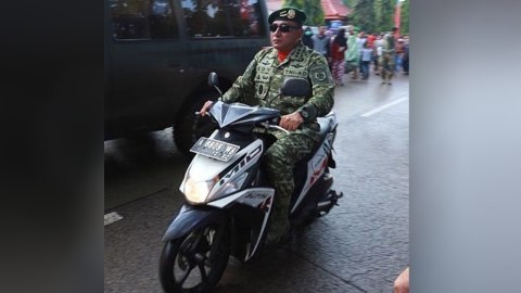 Pangkostrad Letjen Edy Rahmayadi naik motor. Foto: Instagram/@penkostrad