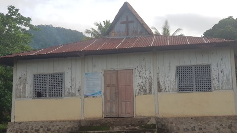 Anggota DPRD NTT Bantu Bahan Bangunan untuk Pembangunan Gereja Henga, Sikka (1)