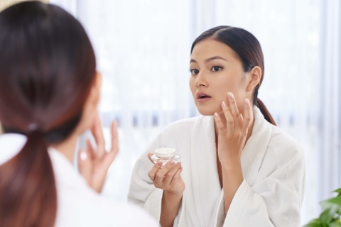 Ilustrasi perempuan menggunakan sunscreen. Foto: Shutter Stock