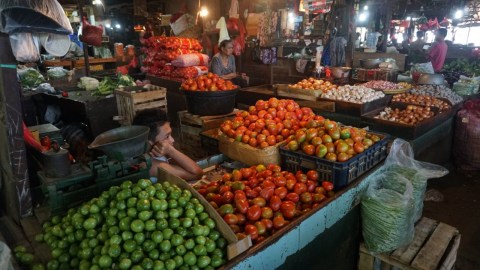 Suasana penjualan sembako di Pasar Senen. Foto: Aditia Noviansyah/kumparan