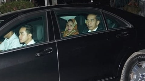 Presiden Joko Widodo, Iriana Jokowi dan Gibran tiba di RSPAD Gatot Soebroto. Foto: Fanny Kusumawardhani/kumparan