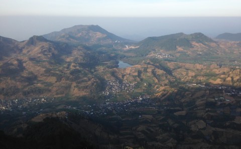 Pemandangan telaga warna dari puncak Prau Foto: Yaser Arafat/Pagar Alam