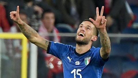 Cristiano Biraghi membela Timnas Italia di UEFA Nations League. Foto: Janek Skarzynski/AFP