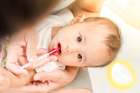 Bayi Minum Obat.   Foto: Shutterstock