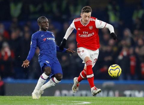 Pemain Chelsea N'Golo Kante (kiri) berusaha merebut bola dari pemain Arsenal, Mesut Ozil pada lanjutan Premier League di Stanford Bridge, London. Foto: REUTERS/Peter Nicholl
